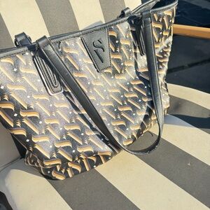 Vera Wang Stylish Black and Gold Tote